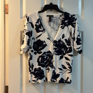 Women’s short sleeved V-neck cardigan sweater